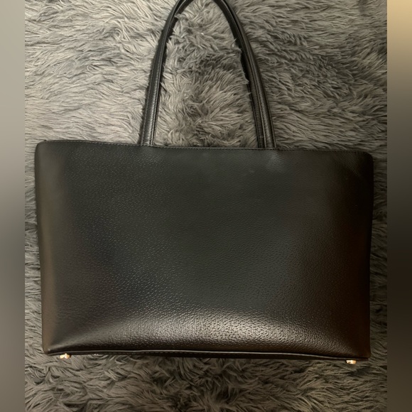 Black Kate Spade tote handbag with zipper and feet!! 🖤 - Picture 4 of 7